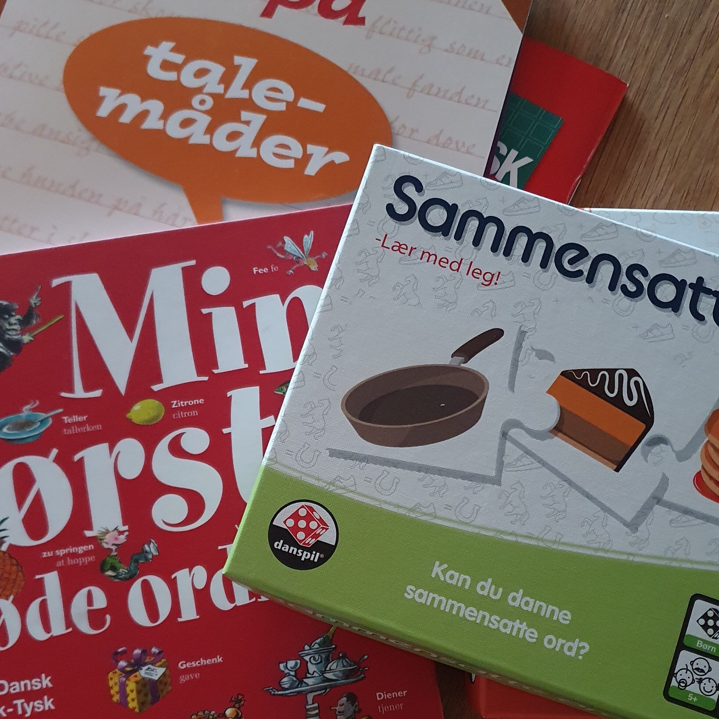 verschiedene Bücher und Spiele für die Lerntherapie bei Mehrsprachigkeit